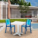 Vierkante salontafel en 2 gekleurde polycarbonaat stoelen voor buiten Grand Soleil Café 