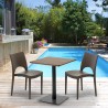 Table carrée 60x60 pied noir et plateau bois avec 2 chaises colorées Paris Kiss Modèle