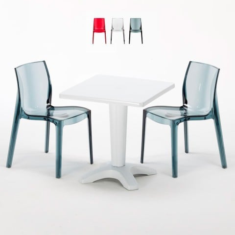 Vierkante salontafel en 2 gekleurde polycarbonaat stoelen buitenshuis Grand Soleil Café