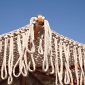 Tuinhouder met centrale paal 3m hout macramé stof Tahiti Aanbod