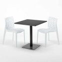 Vierkante tafel 60x60 cm zwarte poot en wit blad met 2 gekleurde stoelen Gruyver Kiwi 