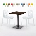 Vierkante tafel 60x60 cm zwart onderstel en houten blad met 2 gekleurde stoelen Gruvyer Kiss Voorraad