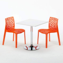 Vierkante salontafel wit 70x70 cm met stalen onderstel en 2 gekleurde stoelen Gruvyer Cocktail 