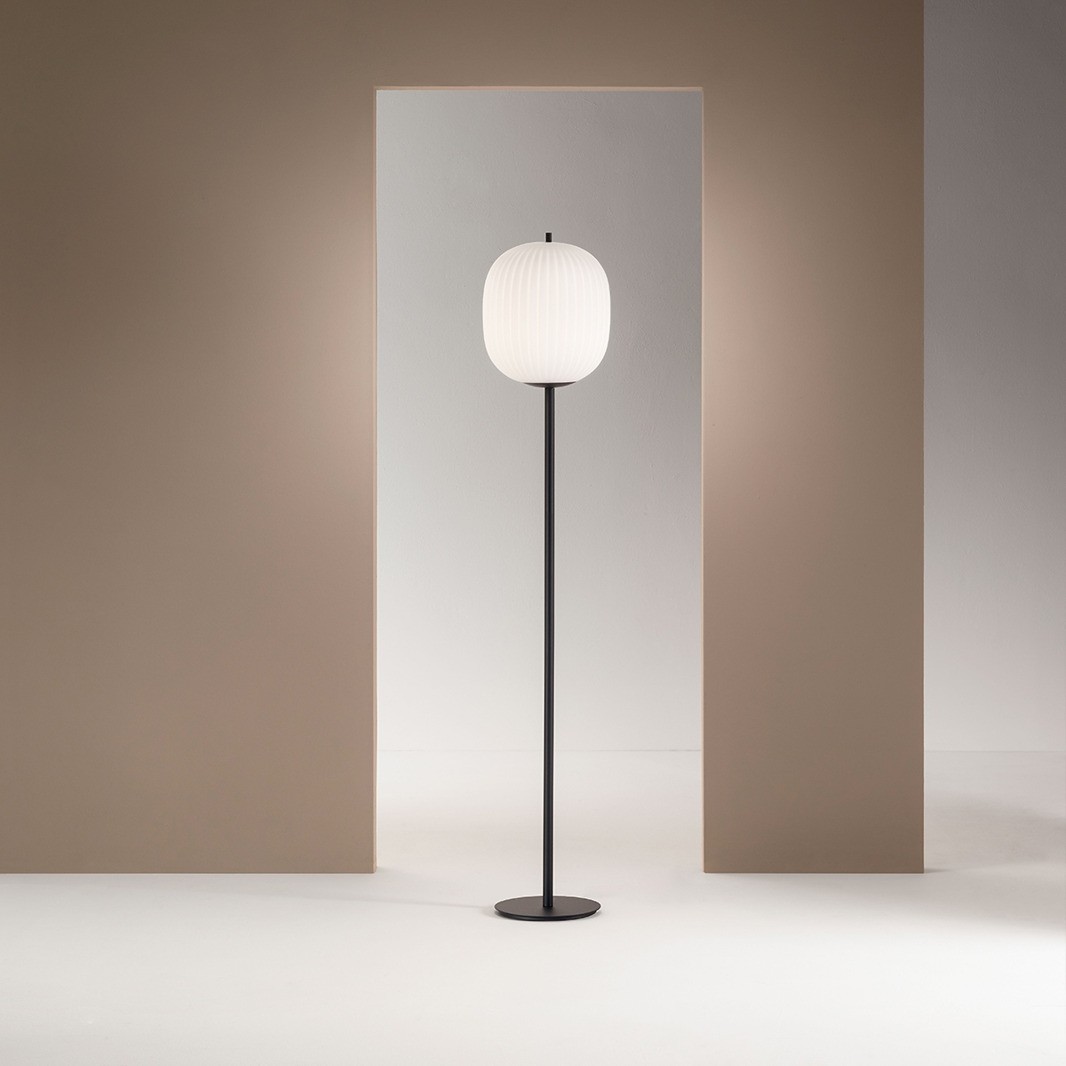 Lampe de sol en métal noir avec abat-jour en verre soufflé Domizia-A Promotion Lampe de sol en métal noir avec abat-jour en verre soufflé Domizia-A Promotion