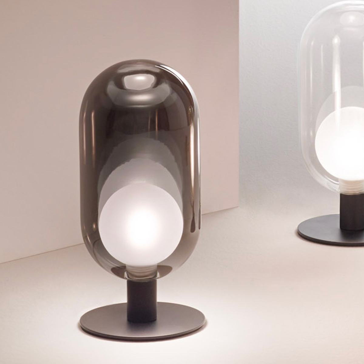 Vintage LED Tafellamp in Gerookt Glas en Zwart Metaal Gubbio Aanbieding Vintage LED Tafellamp in Gerookt Glas en Zwart Metaal Gubbio Aanbieding