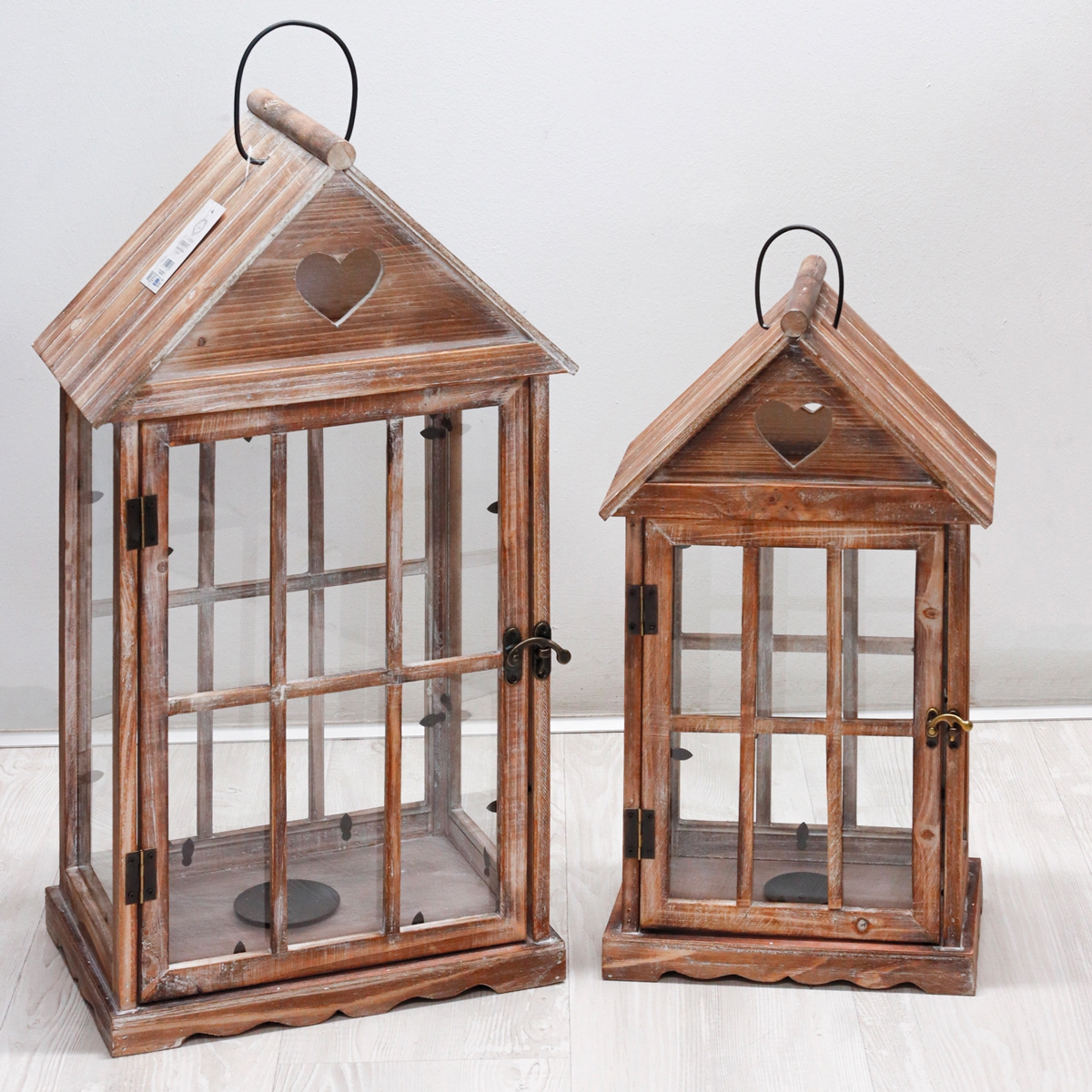 Set van 2 decoratieve houten lantaarns met shabby chic kandelaars Ferrante Aanbieding Set van 2 decoratieve houten lantaarns met shabby chic kandelaars Ferrante Aanbieding