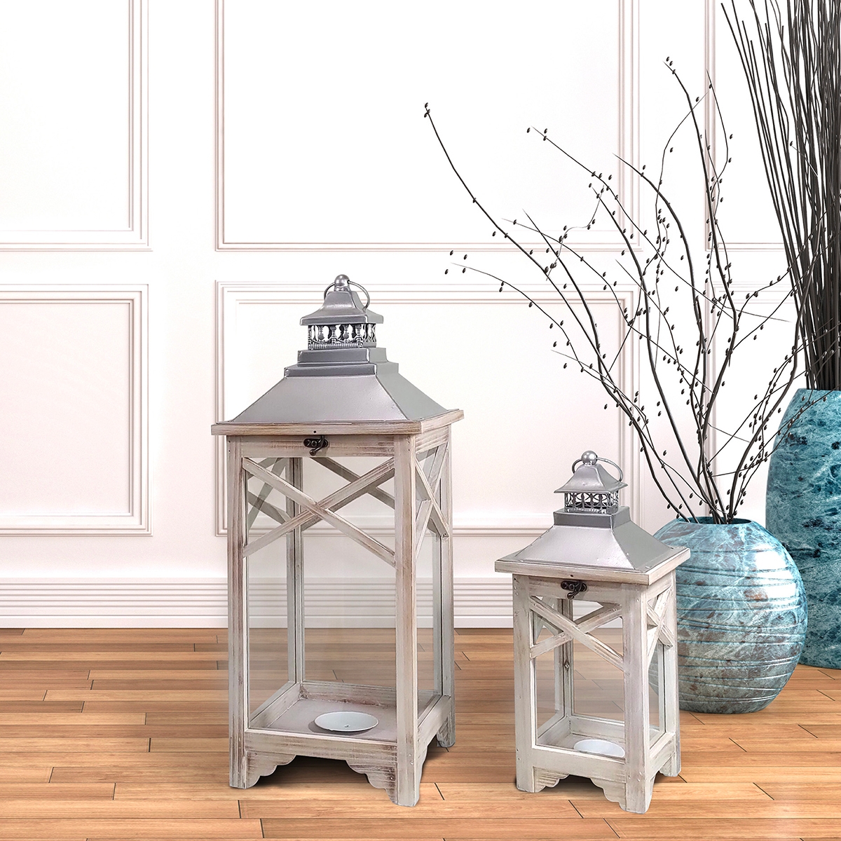 Ensemble de 2 lanternes shabby chic avec porte-bougies en bois gris Kediri Promotion Ensemble de 2 lanternes shabby chic avec porte-bougies en bois gris Kediri Promotion