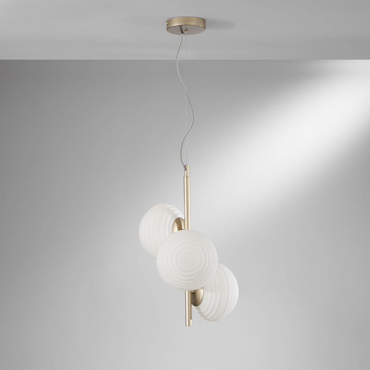 Gouden metalen kroonluchter met 3 witte glazen lampen voor de woonkamer Ripple Aanbieding Gouden metalen kroonluchter met 3 witte glazen lampen voor de woonkamer Ripple Aanbieding