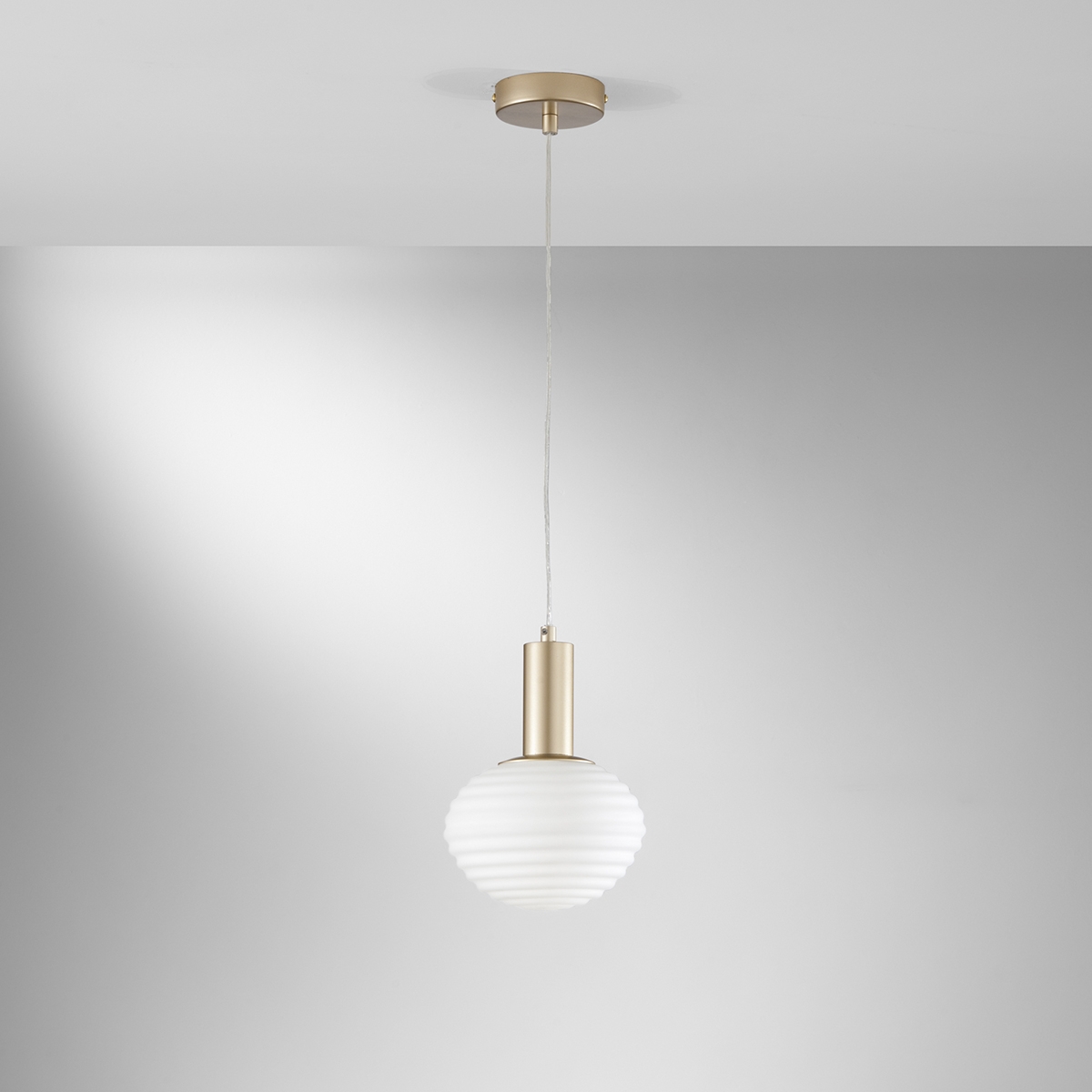 Suspension moderne dorée avec boule lumineuse blanche Ripple Promotion Suspension moderne dorée avec boule lumineuse blanche Ripple Promotion