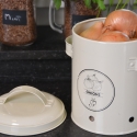 Pot vintage en métal perforé pour oignons avec couvercle Vente